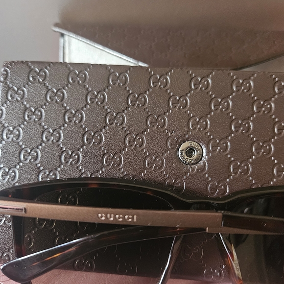 Classic Gucci Women's Brown Sunglasses With Case And Cleaning Cloth - Picture 5 of 10